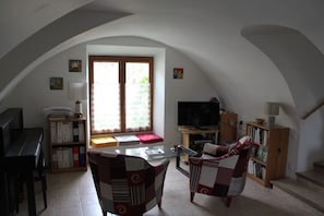Een smart-tv, een open haard, videogames en een dvd-speler