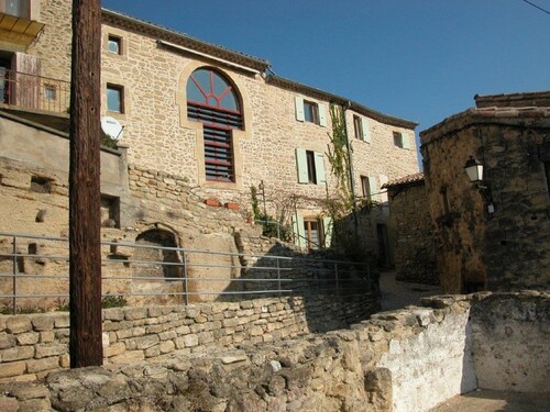 Grande Maison Familiale - 10 personnes. 4 CH/4 SDB  dans village perché médiéval