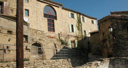 Grande Maison Familiale - 10 personnes. 4 CH/4 SDB dans village perché médiéval