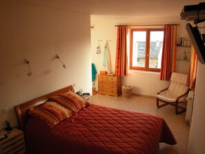 5 slaapkamers, een bureau, een strijkplank/strijkijzer, reisbedje
