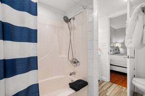 Ensemble douche/baignoire, sèche-cheveux, serviettes fournies, savon
