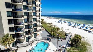 Un hotel con zona de piscina, acceso a la playa y vistas al océano.