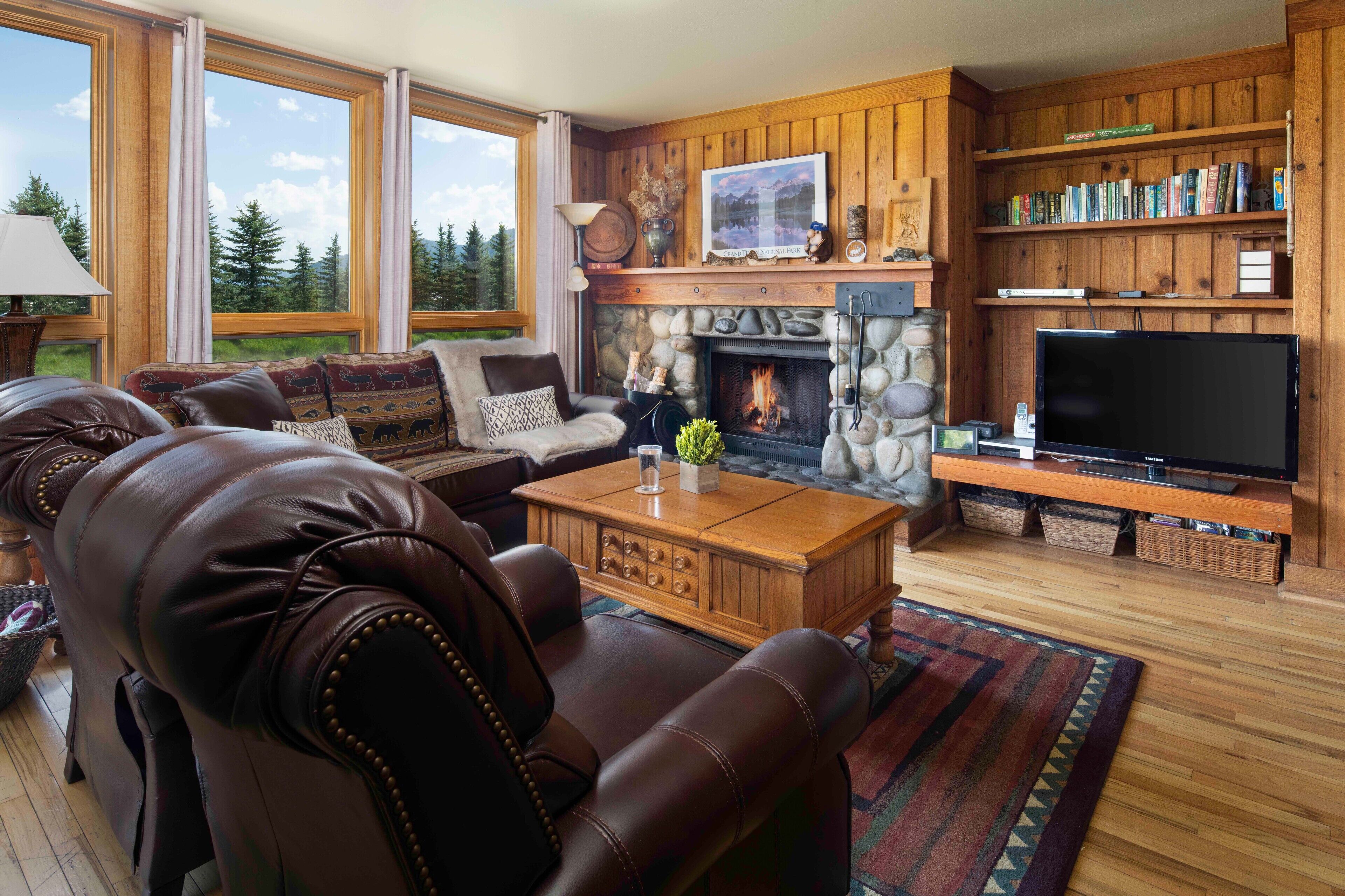 Een televisie en een open haard