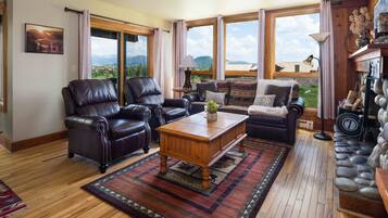 Een televisie en een open haard