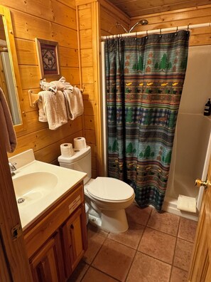 Tina con regadera, secadora de cabello, toallas, jabón 