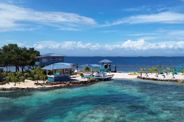 Beach nearby, sun loungers, beach towels - Welcome to Bird Island! (Placencia)