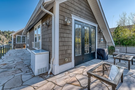 Outdoor dining. Stand-Alone Studio: Wollochet Bay waterfront access