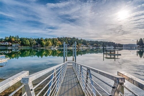 Stand-Alone Studio: Wollochet Bay waterfront access