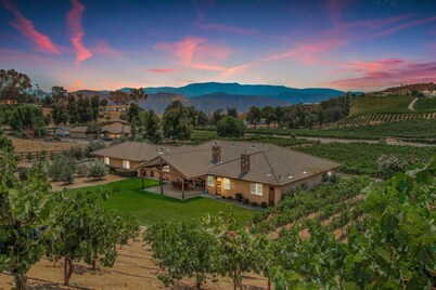 Walk to Leoness Cellars & Oak Mountain Winery! Heart of Wine Country!