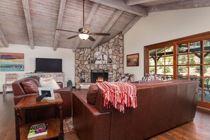 TV, DVD player, books, music library - Walk to Leoness Cellars & Oak Mountain Winery! Heart of Wine Country!  (Temecula)