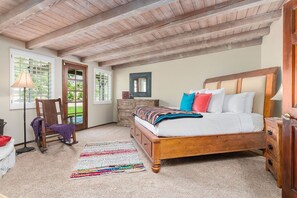 3 bedrooms, premium bedding, iron/ironing board, WiFi - Walk to Leoness Cellars & Oak Mountain Winery! Heart of Wine Country!  (Temecula)