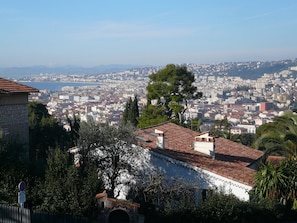 Pool - Air-conditioned apartment in villa, with closed private parking in front (Nice)