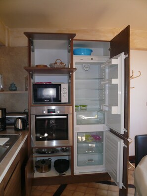 Kjøleskap, mikrobølgeovn, ovn og kokeplater