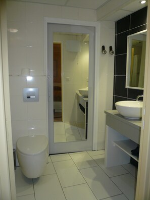Shower, hair dryer, towels, soap - Air-conditioned apartment in villa, with closed private parking in front (Nice)