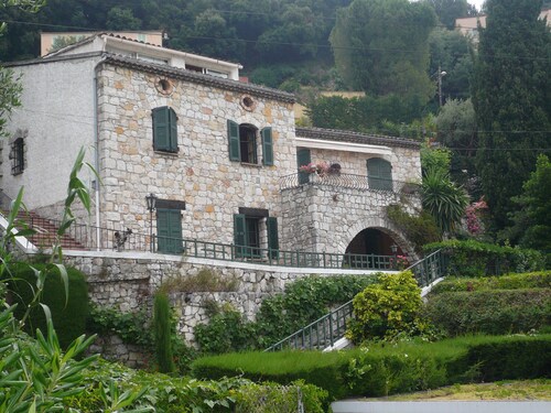 Air-conditioned apartment in villa, with closed private parking in front