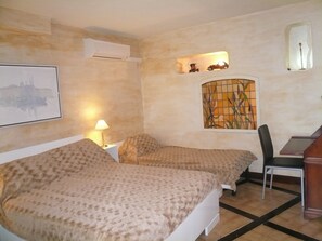 1 bedroom, iron/ironing board, free WiFi, bed sheets - Air-conditioned apartment in villa, with closed private parking in front (Nice)