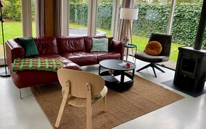 Télévision, cheminée, chaîne hi-fi