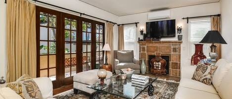 Smart-tv, eldstad, dvd-spelare och ett filmbibliotek