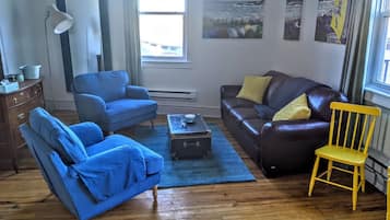 Una televisión, una chimenea