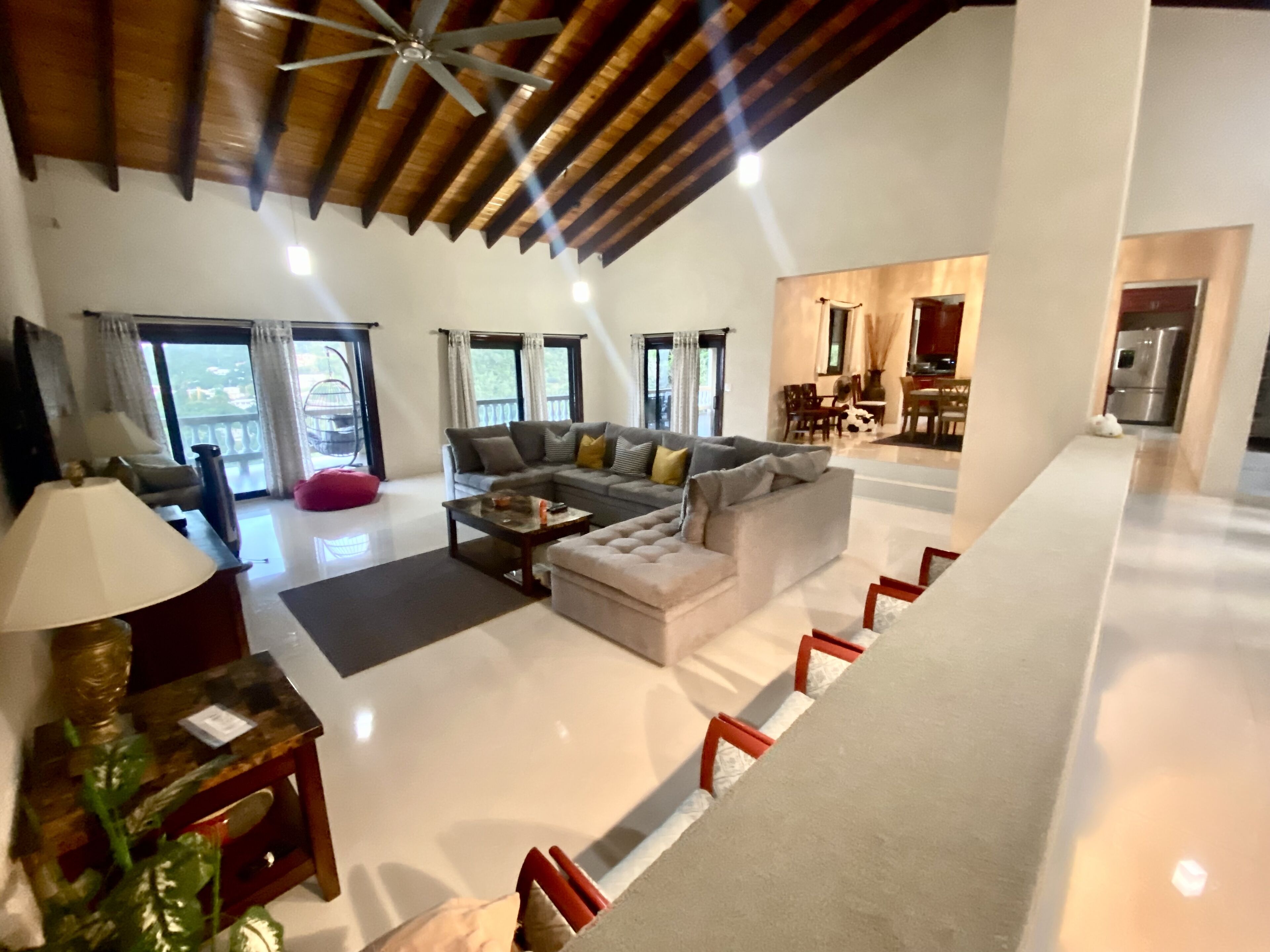 Smart-TV, bøker, kontorer og PC-skjermer