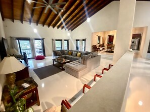 Älytelevisio, kirjoja, työhuone, tietokoneen näyttö