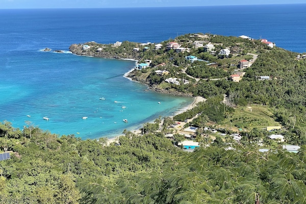Playa en los alrededores y toallas de playa