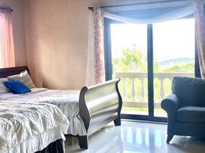 3 makuuhuonetta, työpöytä, silitysrauta/-lauta, vauvan matkasänky