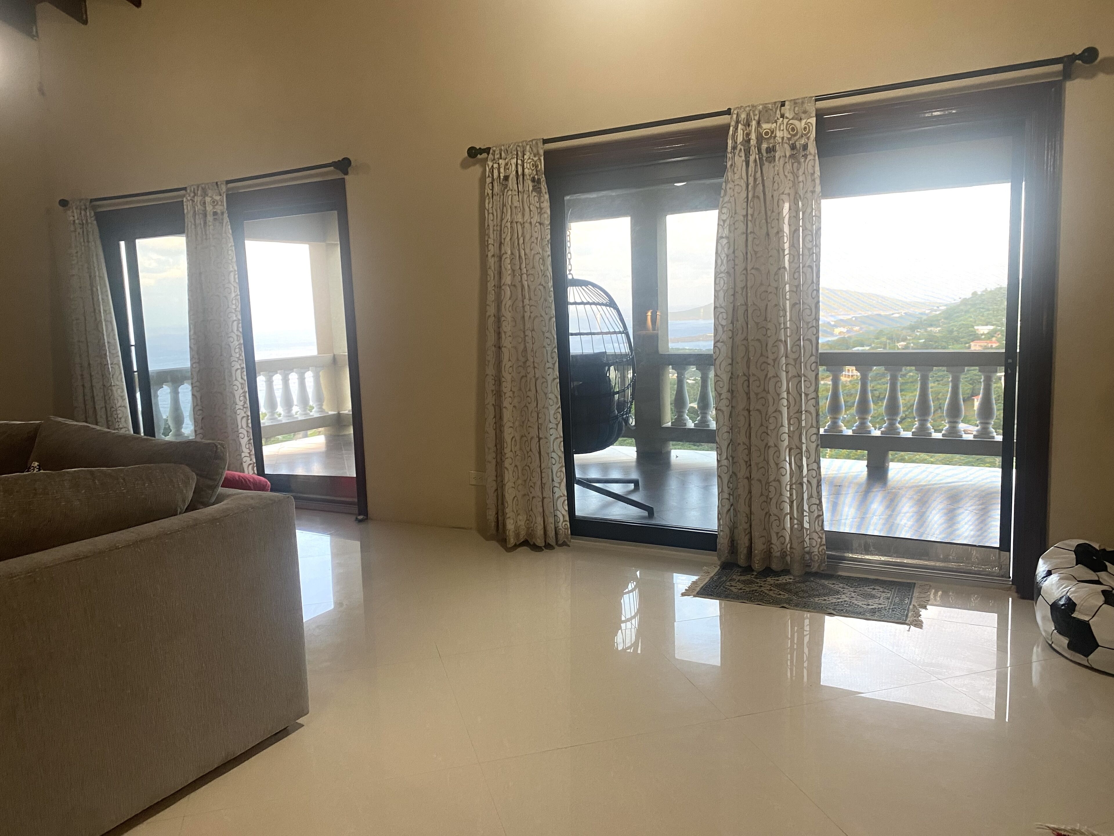 Smart-TV, bøker, kontorer og PC-skjermer