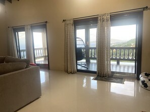 Älytelevisio, kirjoja, työhuone, tietokoneen näyttö