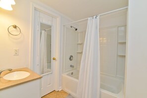 Bathtub, towels