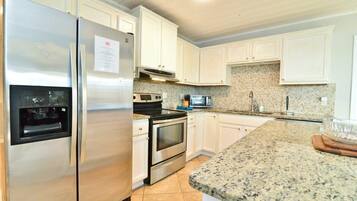 Køleskab, mikrobølgeovn, ovn, kogeplade