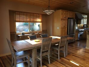 Dining - Lake Tahoe Vacation House close to beach, Skiing, tubing Heated Pool and Hot Tub (Truckee)