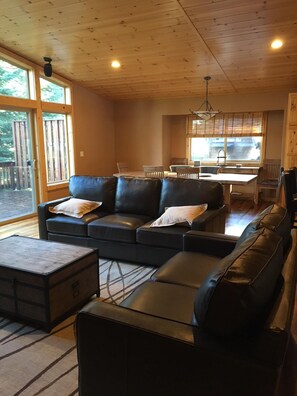 Smart TV, fireplace, DVD player, table tennis