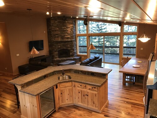 Lake Tahoe Vacation House close to beach, Skiing, tubing Heated Pool and Hot Tub