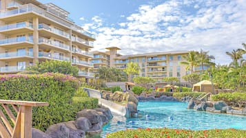 Una piscina al aire libre, una piscina climatizada