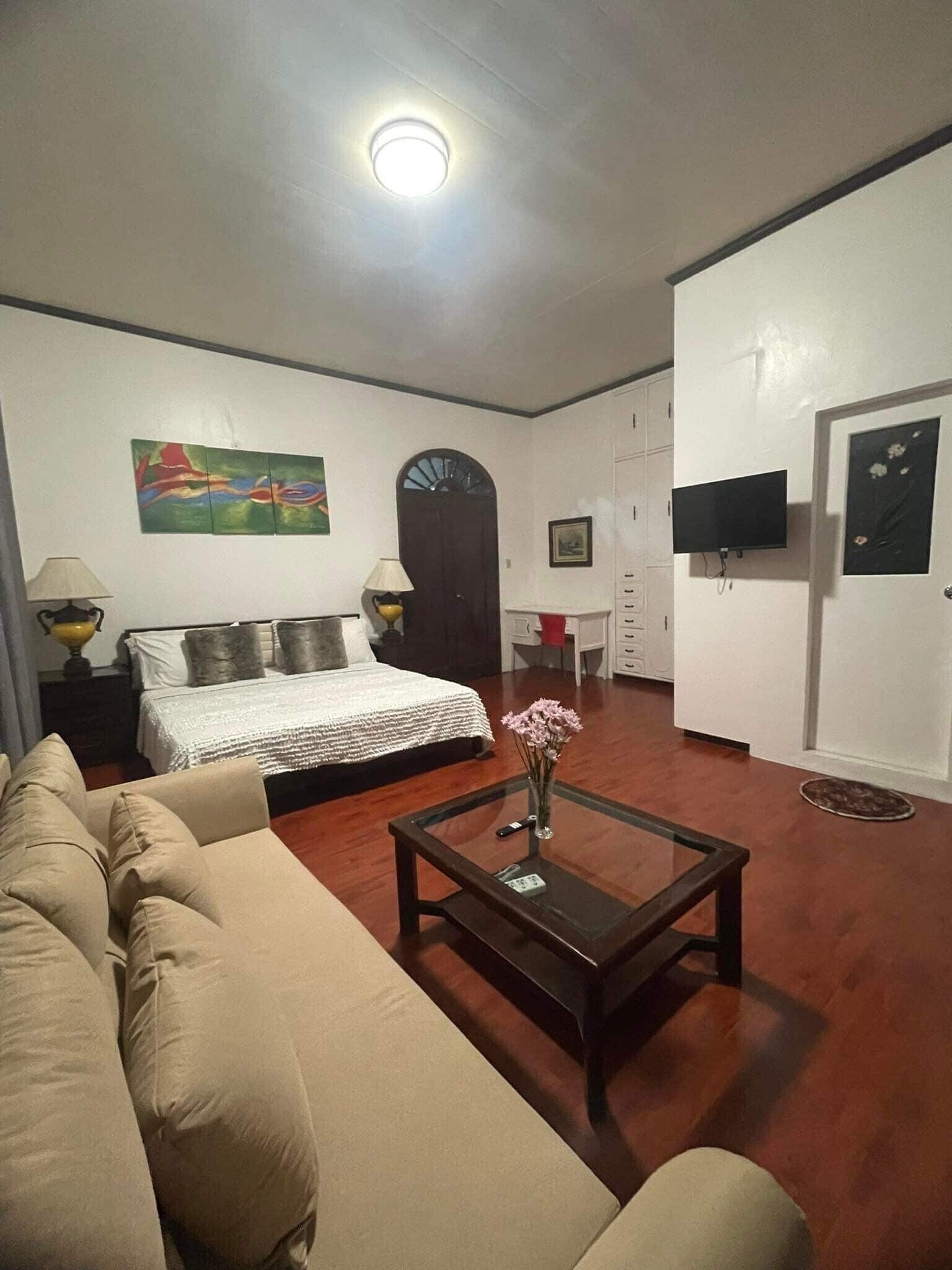 5 slaapkamers, een bureau, een strijkplank/strijkijzer, gratis wifi