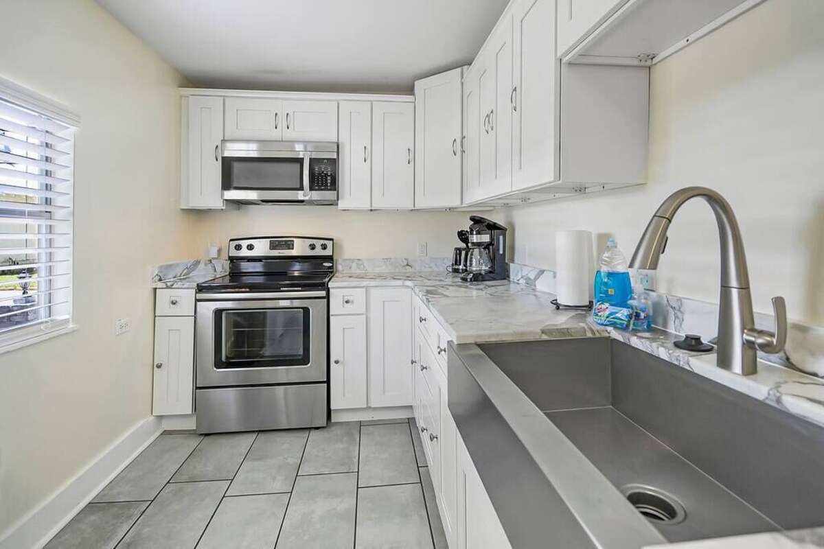 Photo 5 of Downtown dog-friendly 4 bedroom house, walk everywhere, free parking