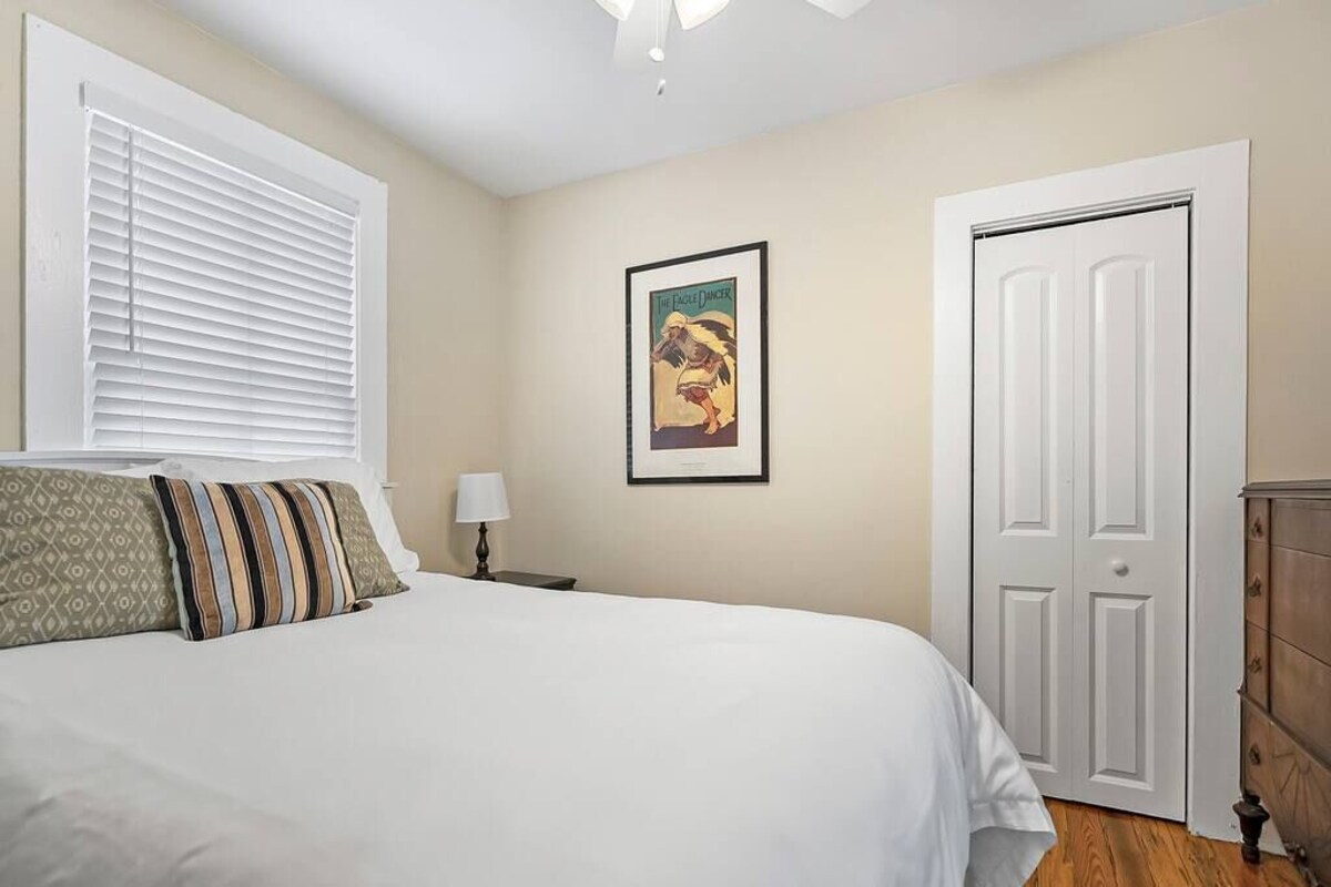 Photo 17 of Downtown dog-friendly 4 bedroom house, walk everywhere, free parking