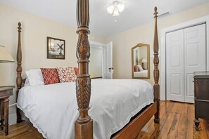 4 bedrooms, iron/ironing board, free WiFi, bed sheets