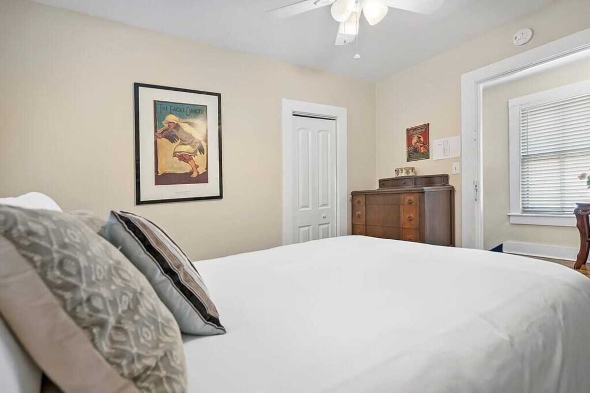 Photo 11 of Downtown dog-friendly 4 bedroom house, walk everywhere, free parking