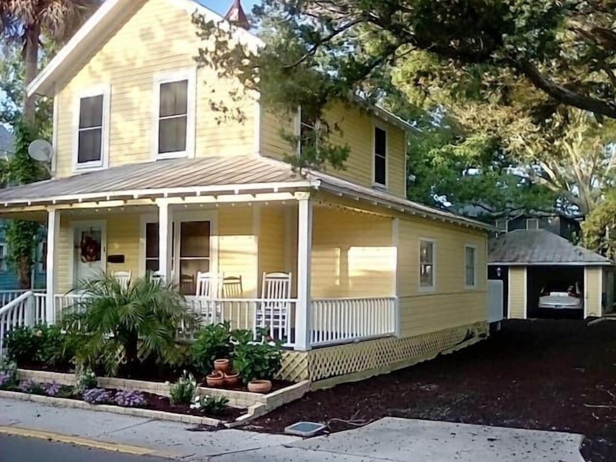 Downtown dog-friendly 4 bedroom house, walk everywhere, free parking