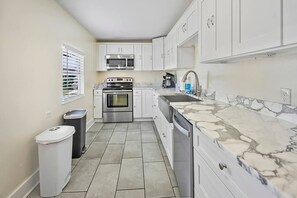 Fridge, microwave, oven, stovetop - Downtown dog-friendly 4 bedroom house, walk everywhere, free parking (St Augustine)