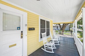 Terrace/patio - Downtown dog-friendly 4 bedroom house, walk everywhere, free parking (St Augustine)