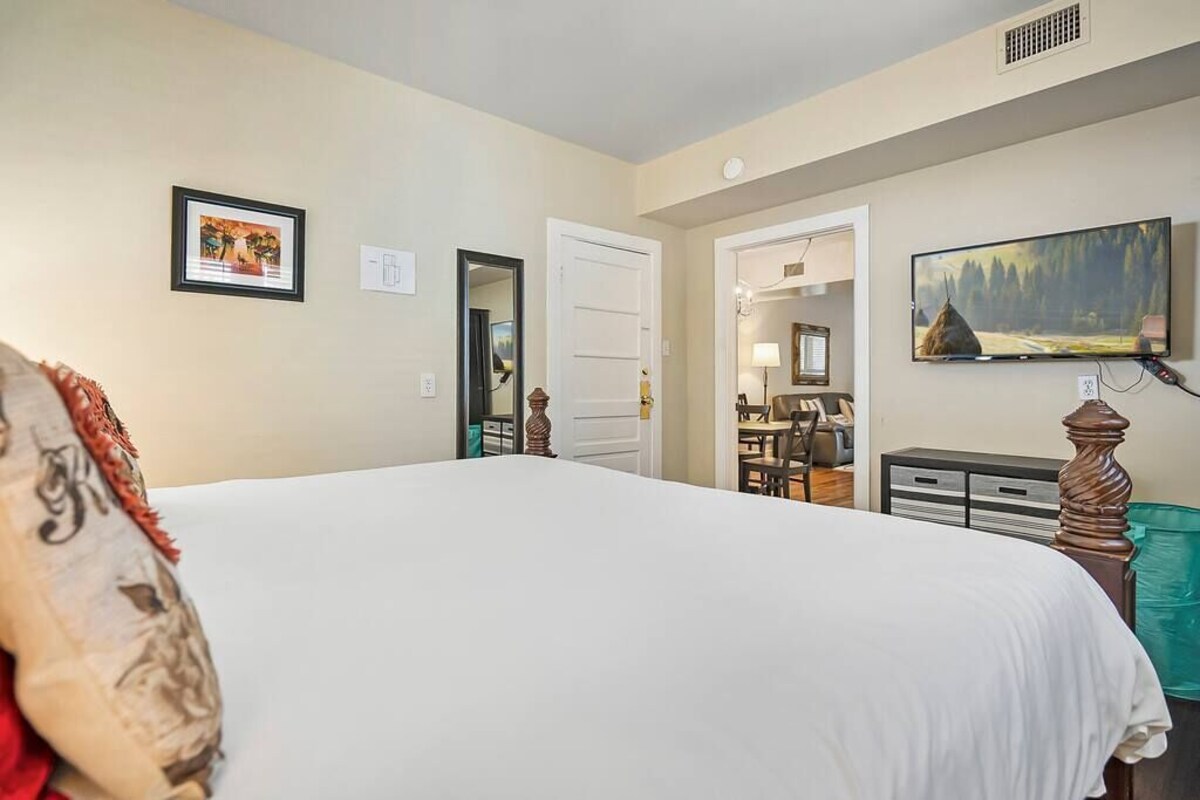 Photo 15 of Downtown dog-friendly 4 bedroom house, walk everywhere, free parking