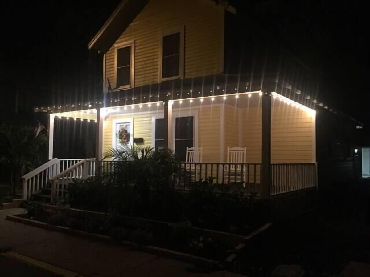 Photo 3 of Downtown dog-friendly 4 bedroom house, walk everywhere, free parking