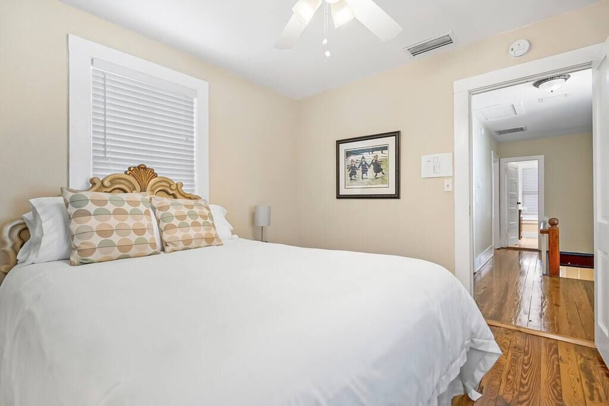 Photo 8 of Downtown dog-friendly 4 bedroom house, walk everywhere, free parking