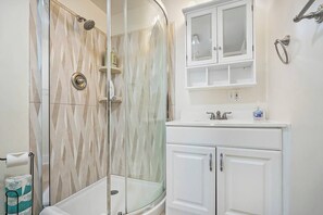 Shower, free toiletries - Downtown dog-friendly 4 bedroom house, walk everywhere, free parking (St Augustine)