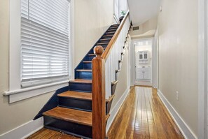 Interior - Downtown dog-friendly 4 bedroom house, walk everywhere, free parking (St Augustine)