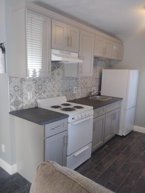 Réfrigérateur, four à micro-ondes, un four, surface de cuisson