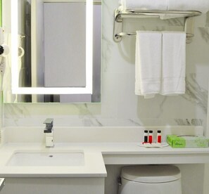 Bathroom - Baymont INN & Suites Long Island City (LONG ISLAND CITY)